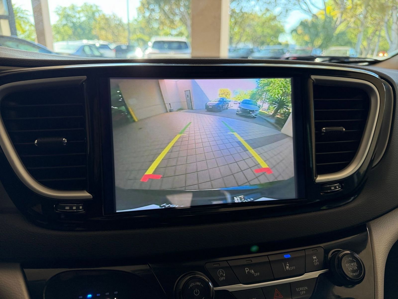 Used 2024 Chrysler Pacifica Touring-L image 21