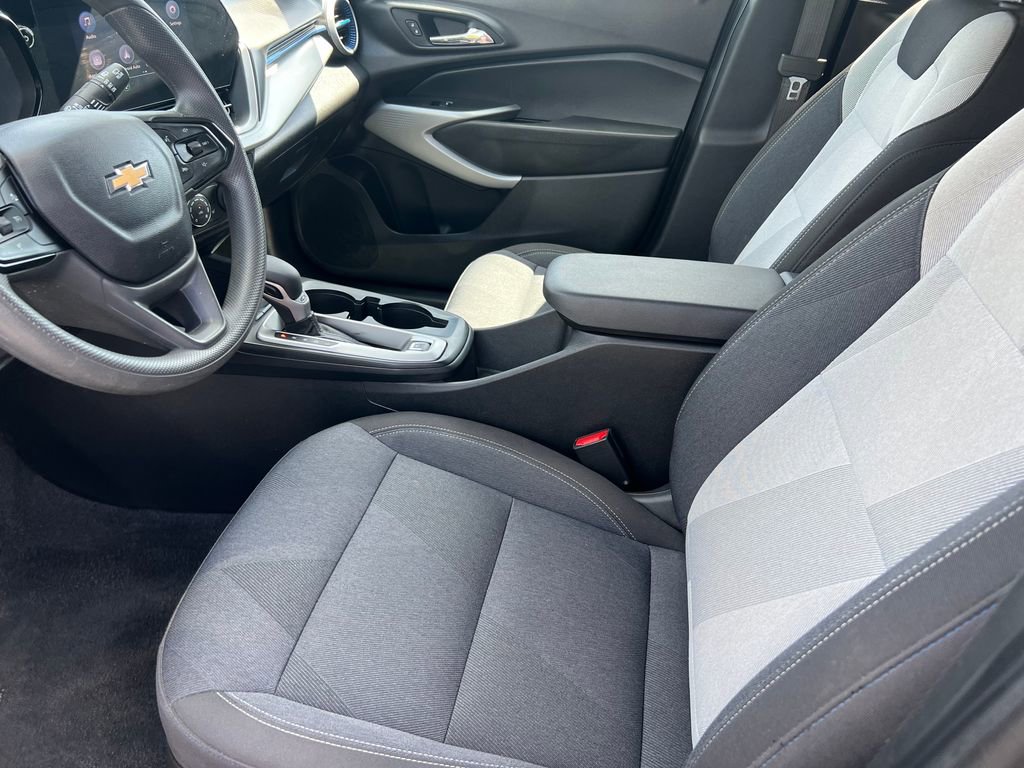Used 2025 Chevrolet Trax LS w/ LS Convenience Package FWD image 10