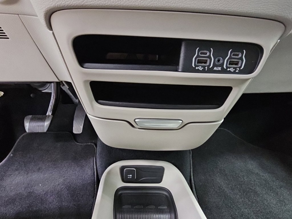 Used 2023 Chrysler Pacifica Touring-L FWD image 21