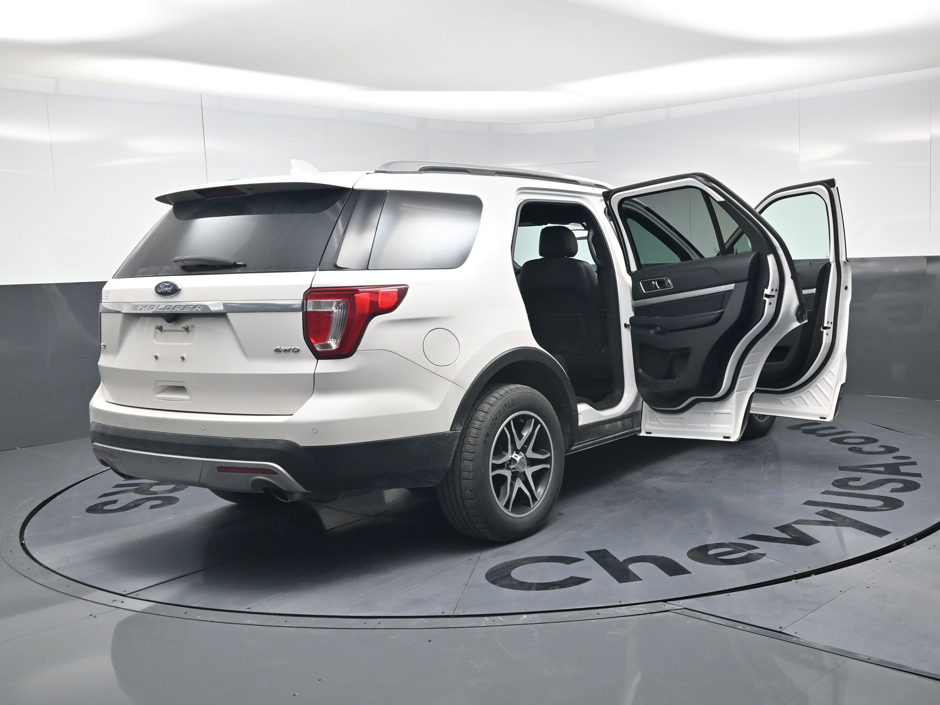 Used 2017 Ford Explorer XLT w/ Equipment Group 202A image 17