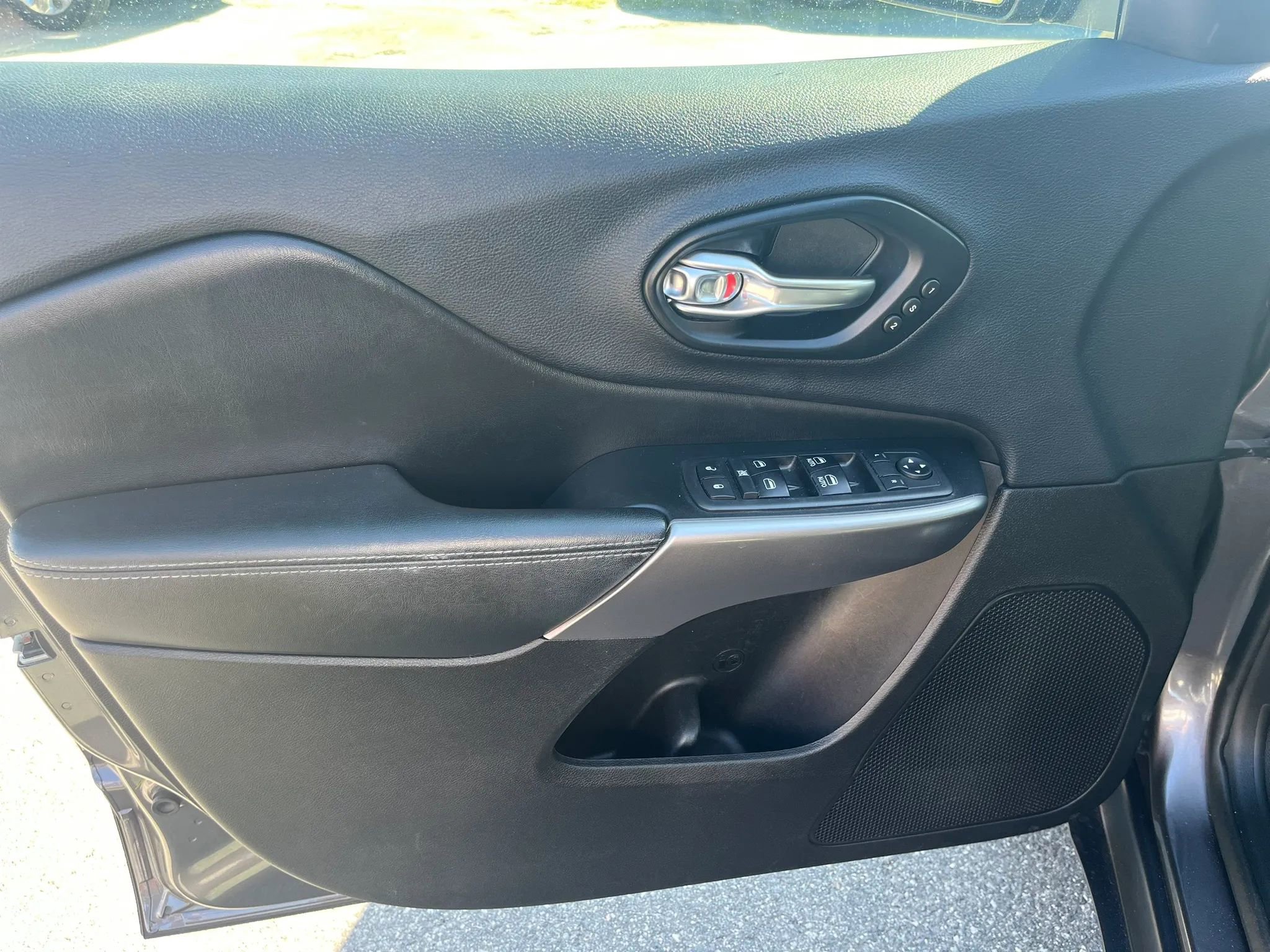 Used 2019 Jeep Cherokee Limited w/ Trailer Tow Group image 16