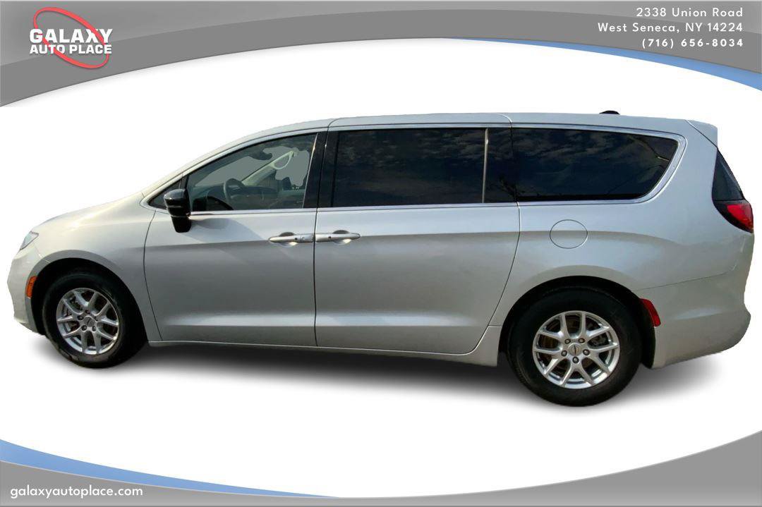 Used 2024 Chrysler Pacifica Touring-L FWD image 8