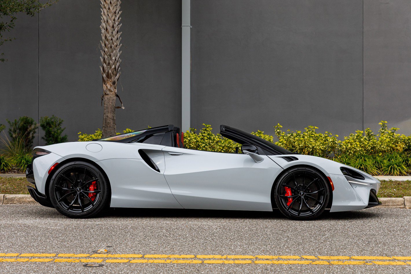 Used 2025 McLaren Artura Spider image 6