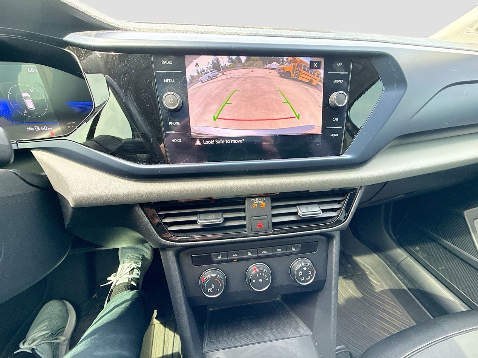 Used 2022 Volkswagen Taos SE w/ Panoramic Sunroof Package FWD image 15