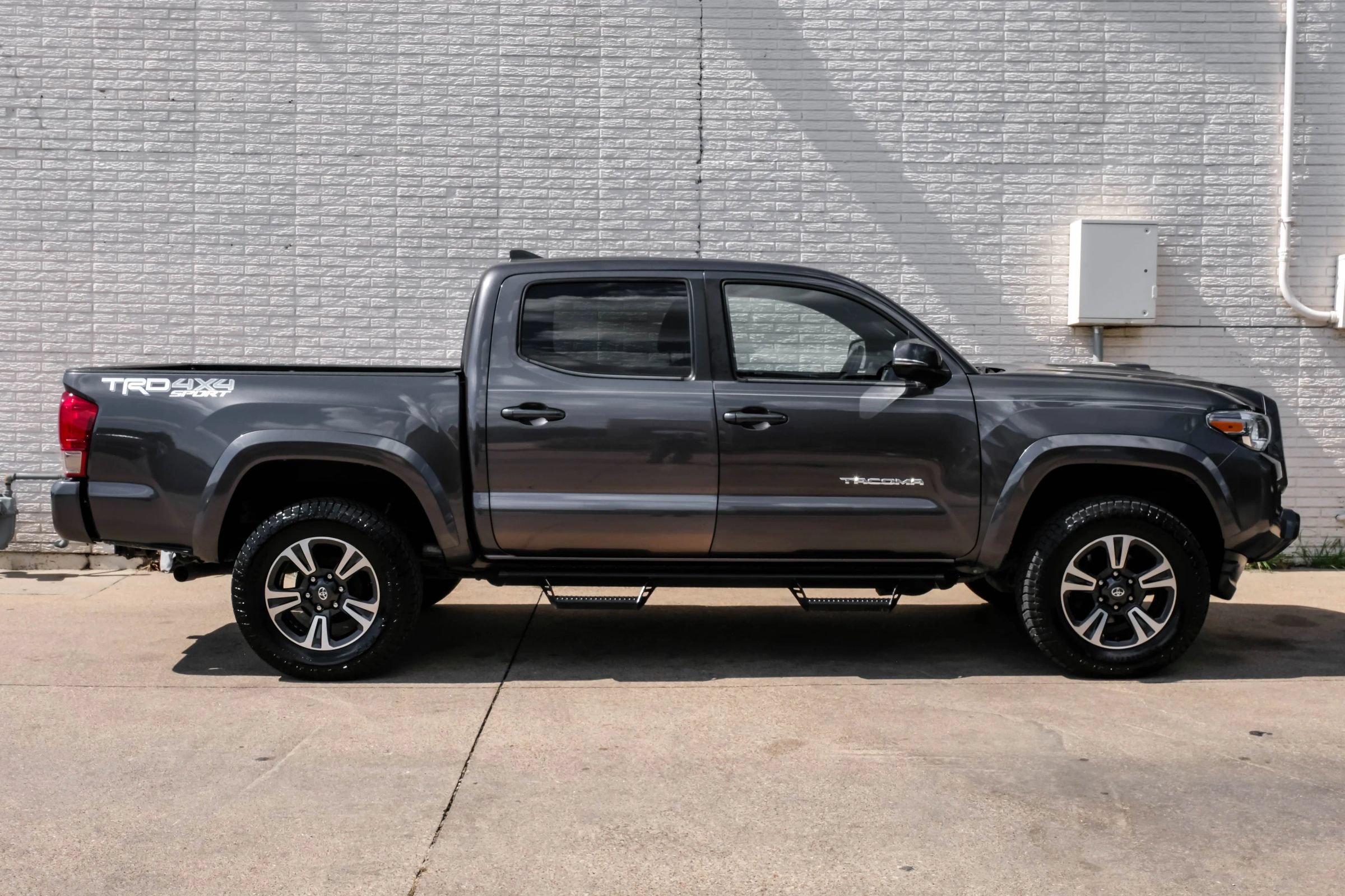Used 2017 Toyota Tacoma TRD Sport w/ Tow Package (A/T) AWD/4WD image 6
