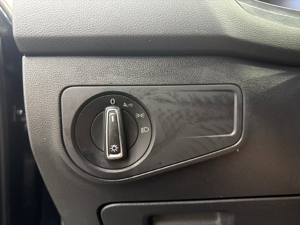 Used 2023 Volkswagen Tiguan SE w/ Panoramic Sunroof Package FWD image 32