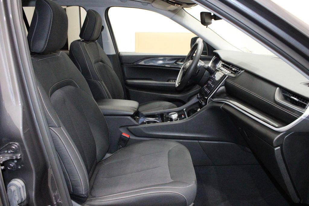 Used 2023 Jeep Grand Cherokee Laredo image 11