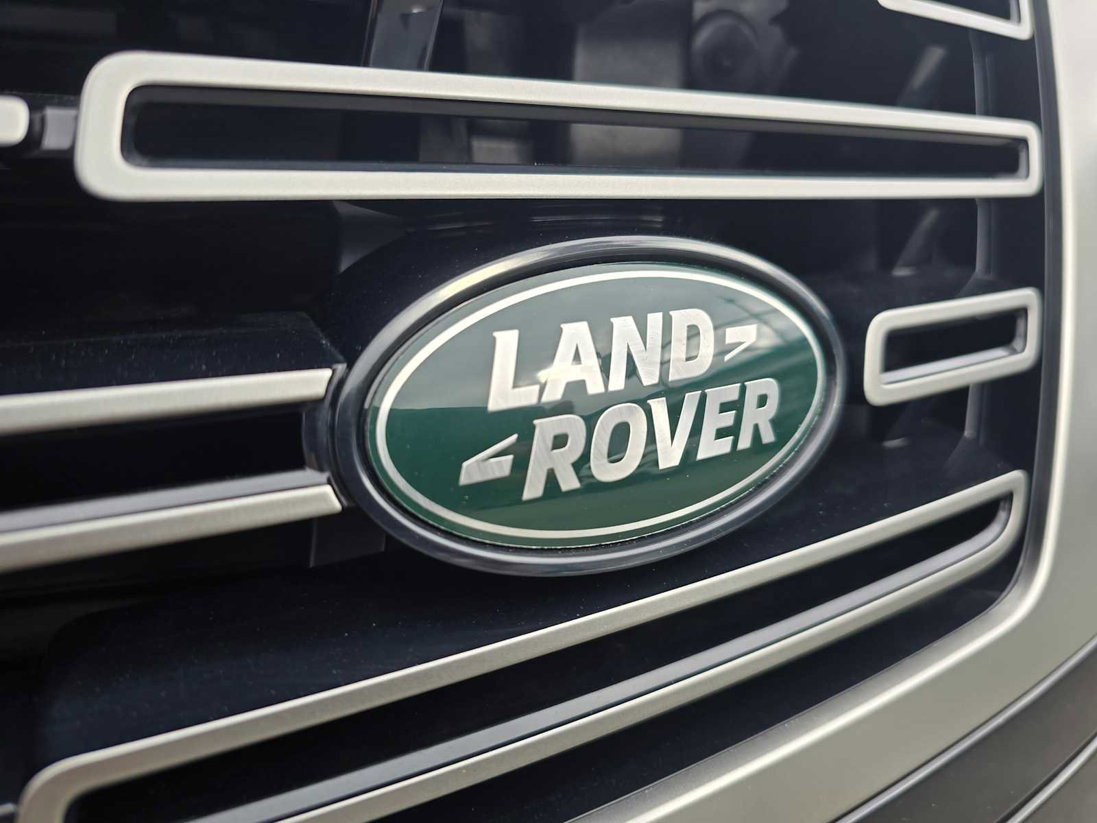New 2025 Land Rover Range Rover Long Wheelbase SE image 9