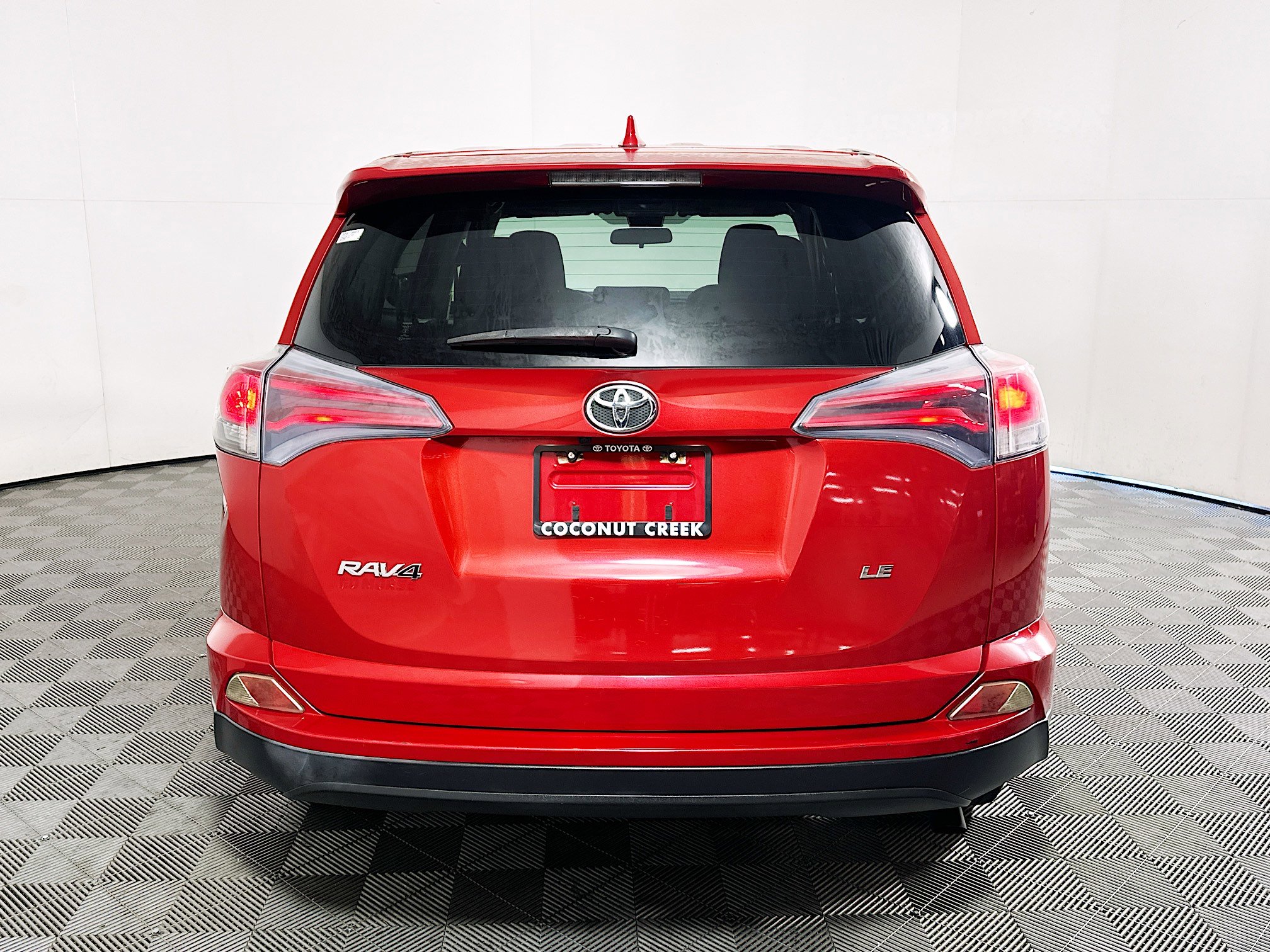 Used 2017 Toyota RAV4 LE FWD image 4