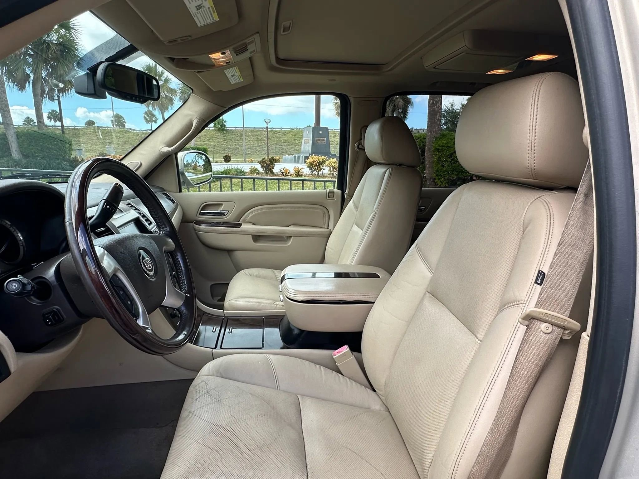 Used 2010 Cadillac Escalade Premium image 30