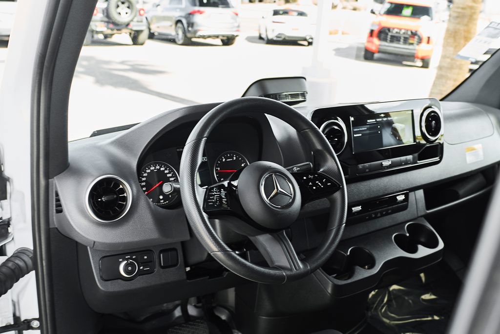 Used 2025 Mercedes-Benz Sprinter 2500 image 3