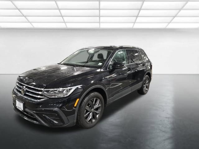 Used 2023 Volkswagen Tiguan SE w/ Panoramic Sunroof Package image 9