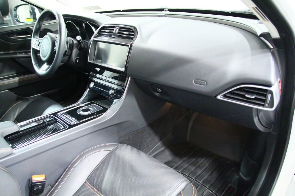 Used 2019 Jaguar XE Prestige image 21