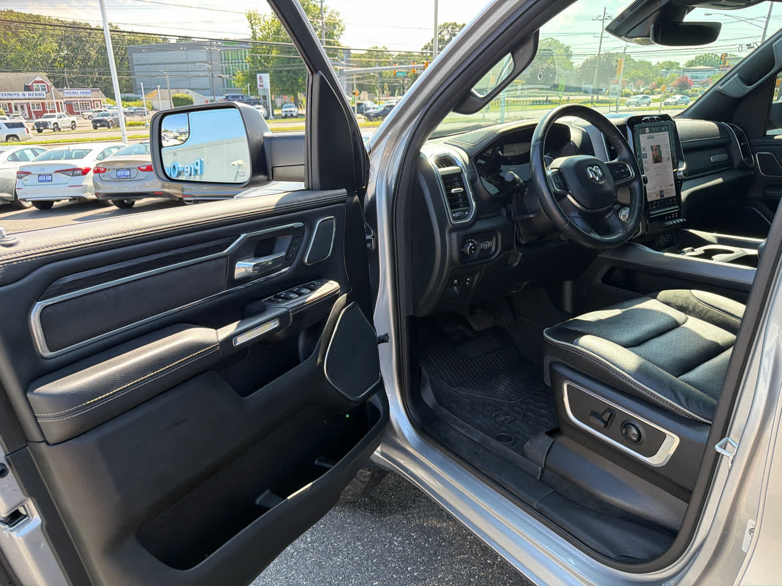 Used 2023 RAM 1500 Laramie AWD/4WD image 6