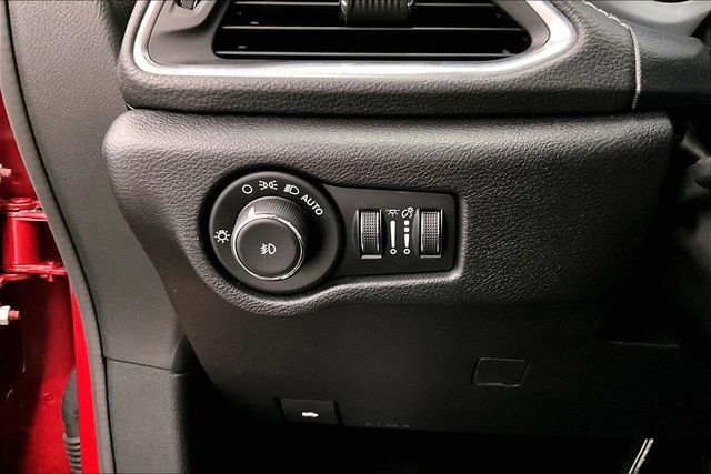 Used 2025 Chrysler Pacifica Limited image 36