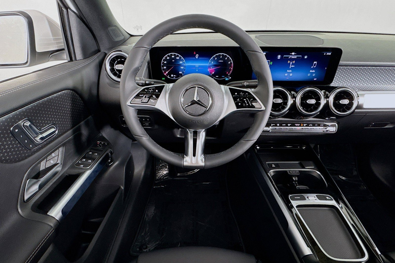 New 2026 Mercedes-Benz GLB 250 image 4