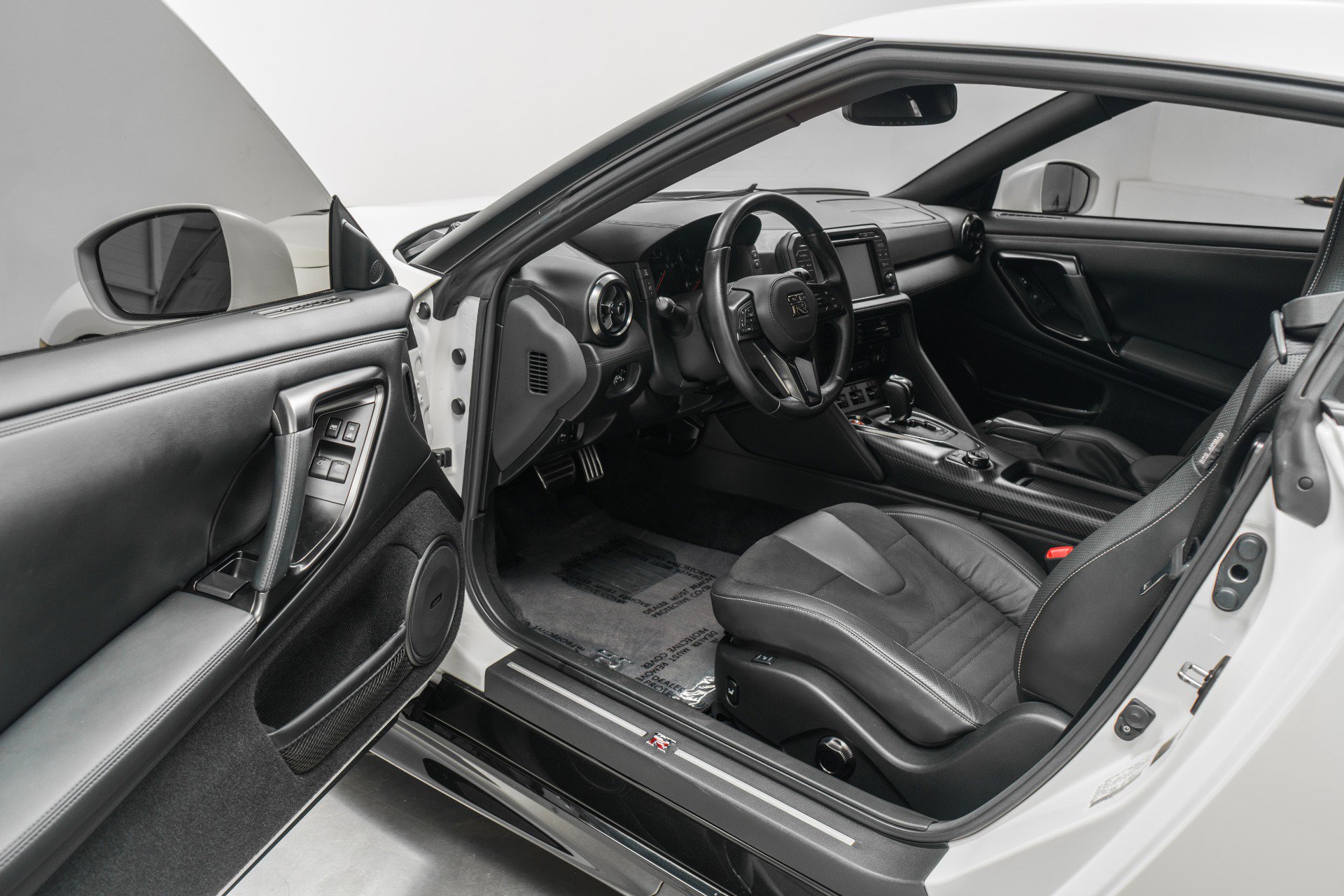 Used 2020 Nissan GT-R Premium image 23