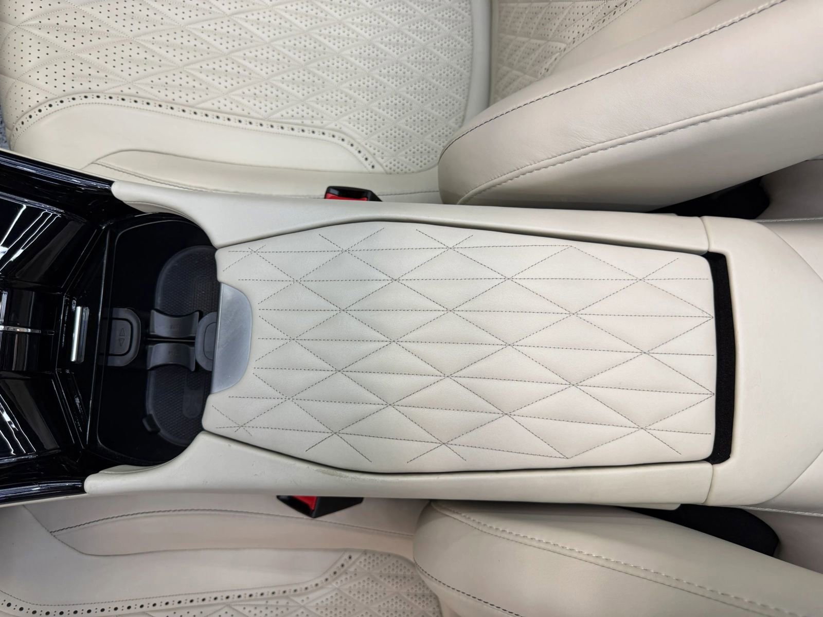 Used 2024 Aston Martin DB12 Convertible RWD image 67