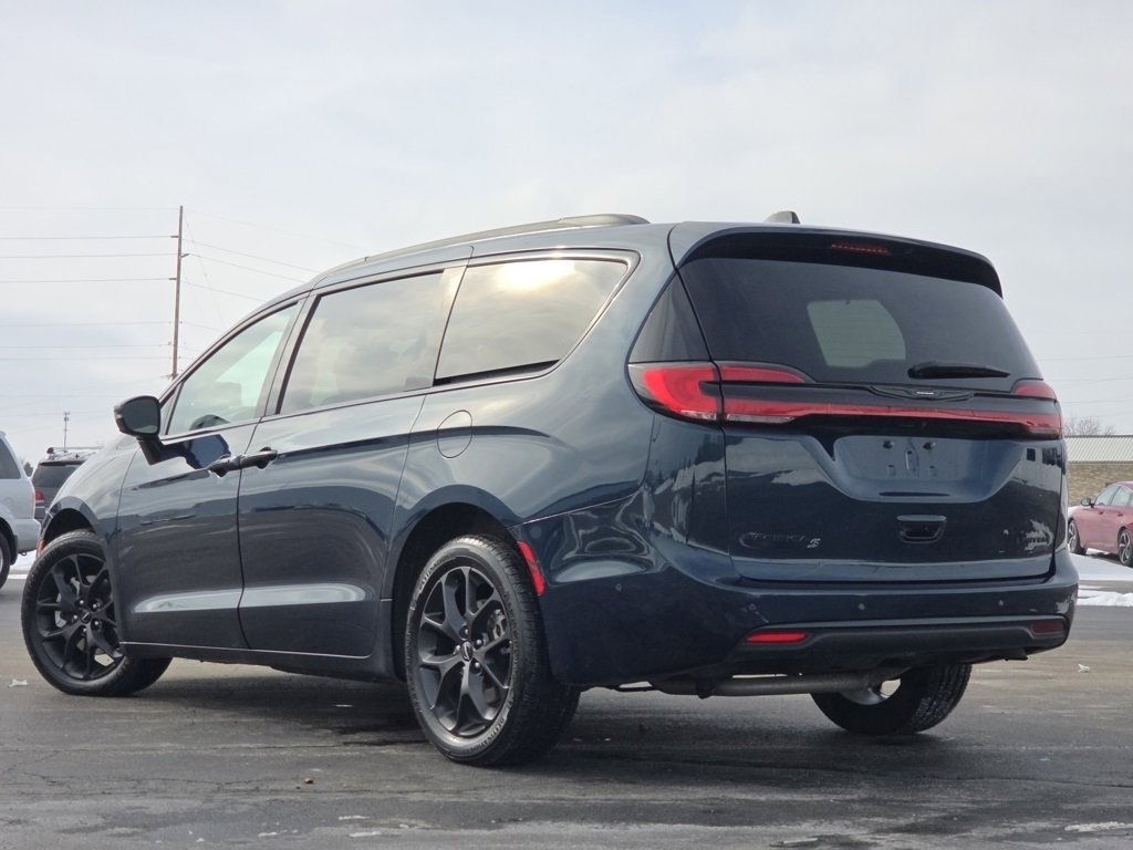 Used 2023 Chrysler Pacifica Limited w/ Uconnect Theater Family Group image 24