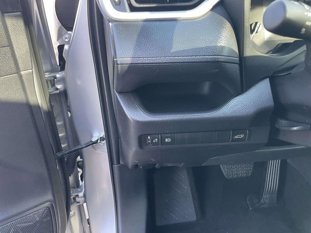 Used 2025 Toyota RAV4 XLE FWD image 32