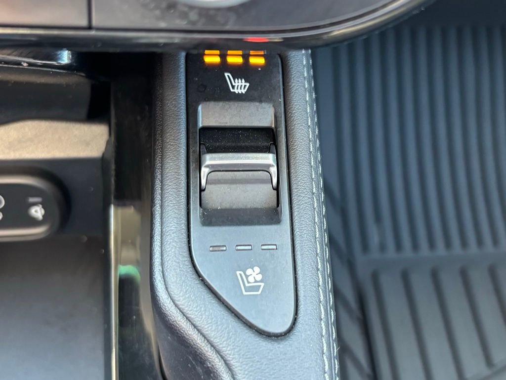 Used 2024 Kia Telluride EX w/ EX Captain's Chair Package image 38