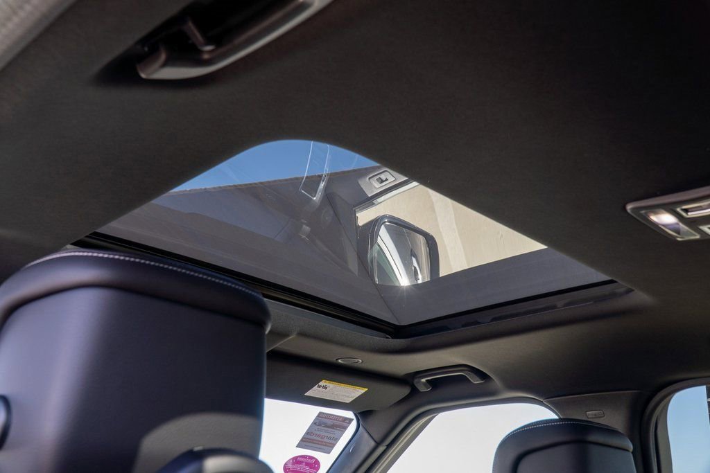 Used 2025 Land Rover Discovery S image 30