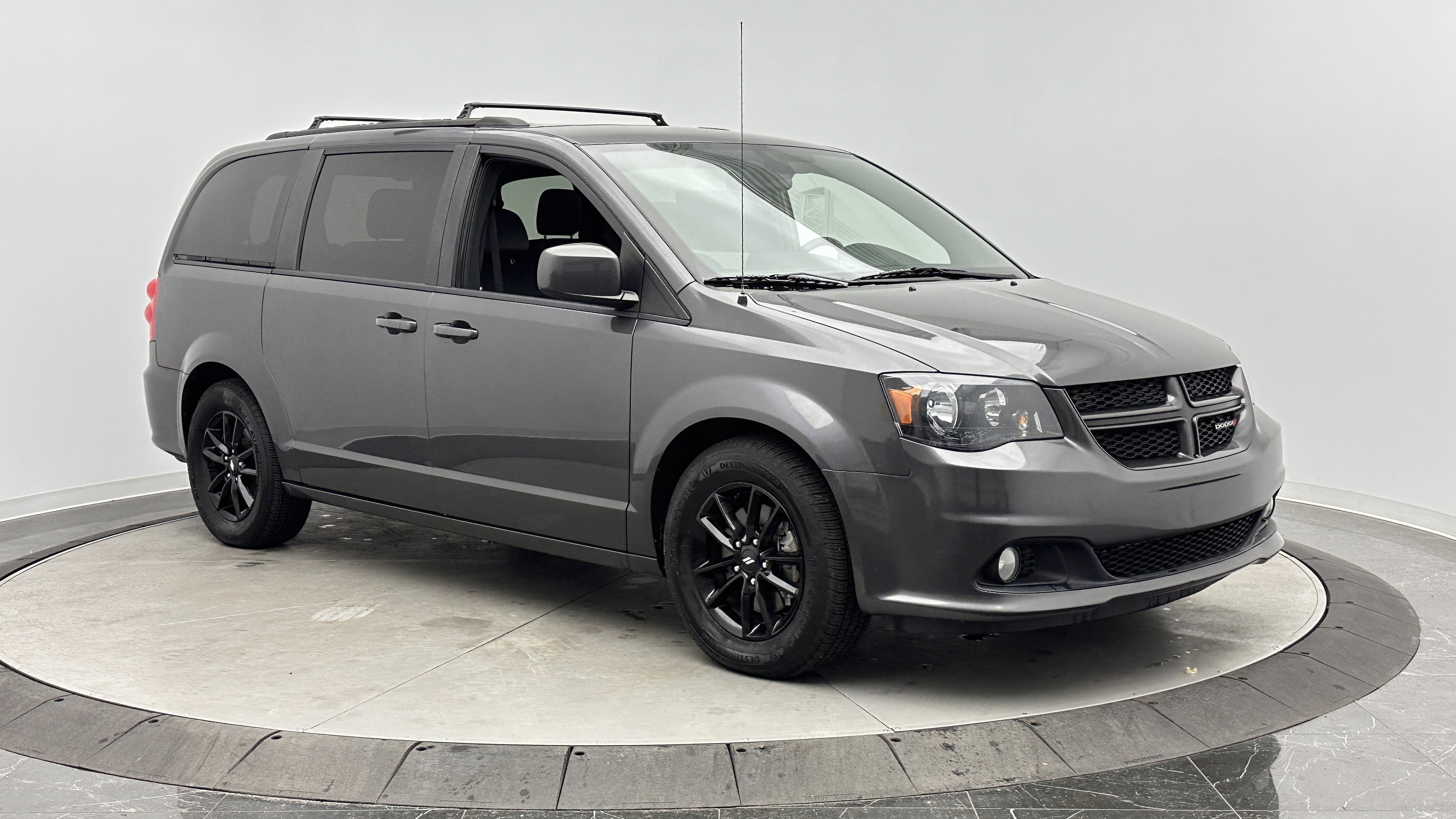 Used 2019 Dodge Grand Caravan GT image 3