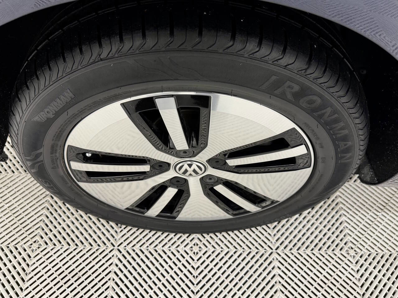 Used 2016 Volkswagen e-Golf SE w/ DC Fast Charging Package image 9