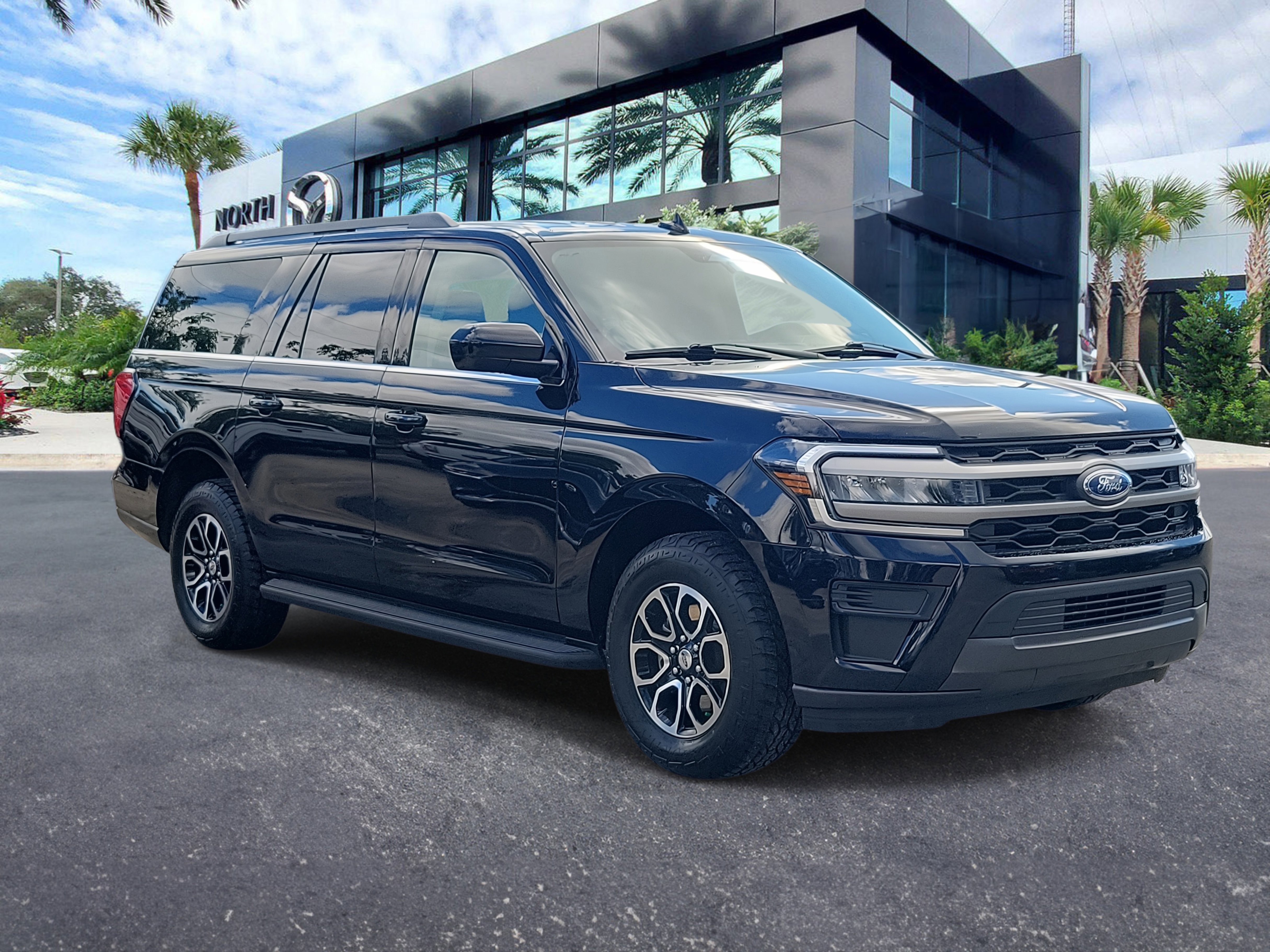 Used 2024 Ford Expedition Max XLT image 3