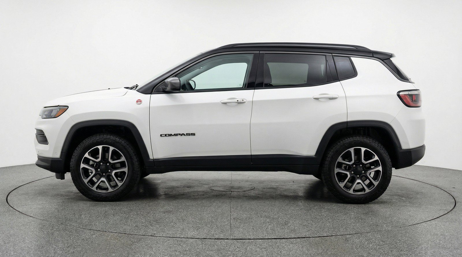Used 2025 Jeep Compass Trailhawk AWD/4WD image 5