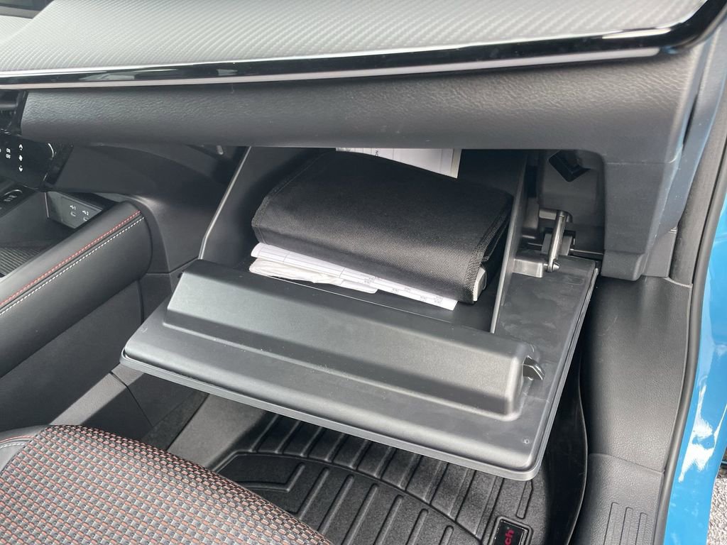 Used 2025 Nissan Kicks SR image 32