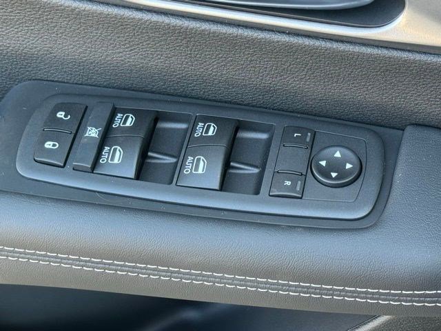 New 2026 Chrysler Pacifica Select image 9