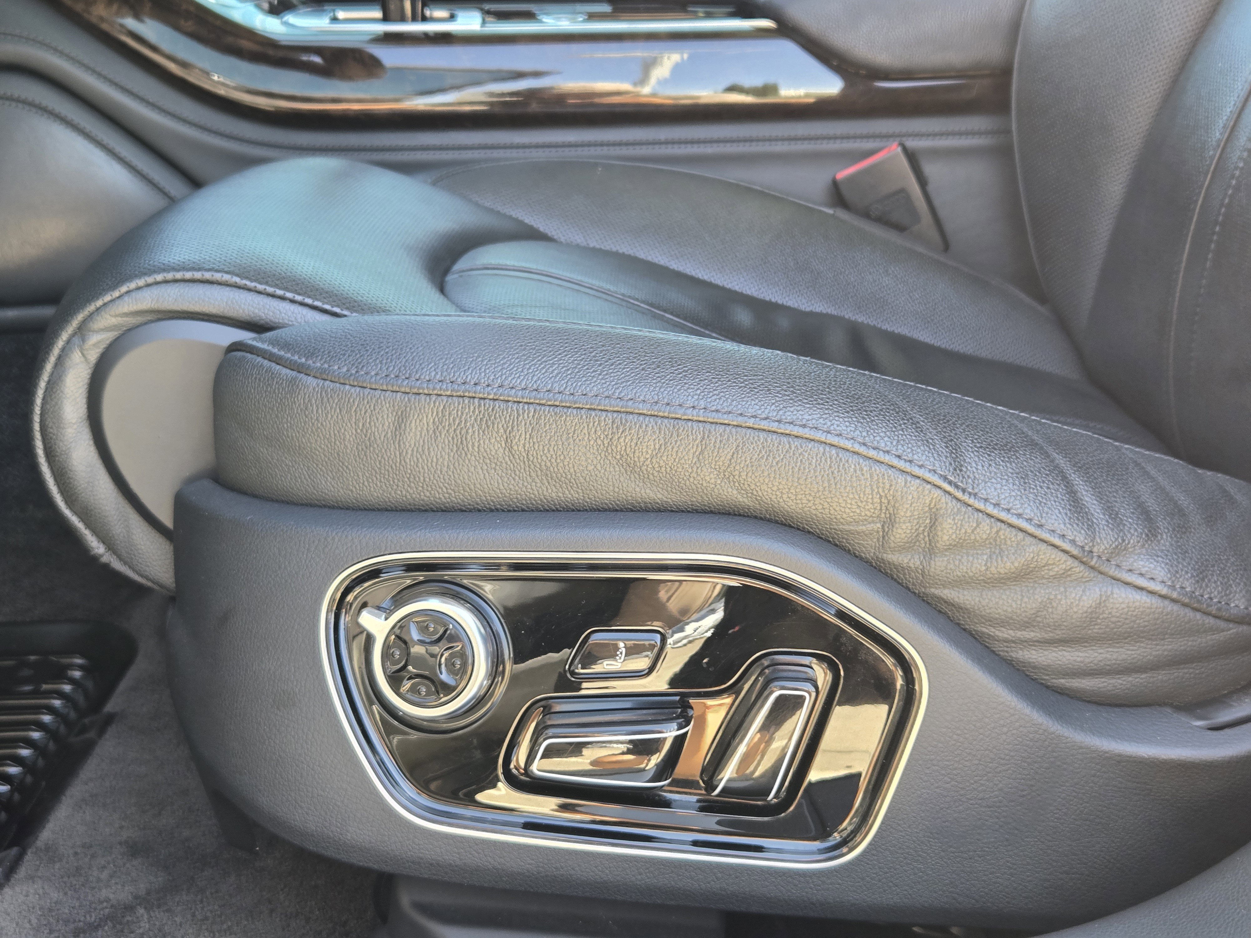 Used 2015 Audi A8 L 4.0T w/ Premium Package image 33