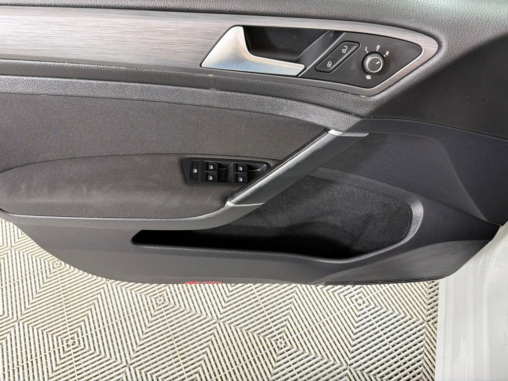 Used 2019 Volkswagen Golf S image 11