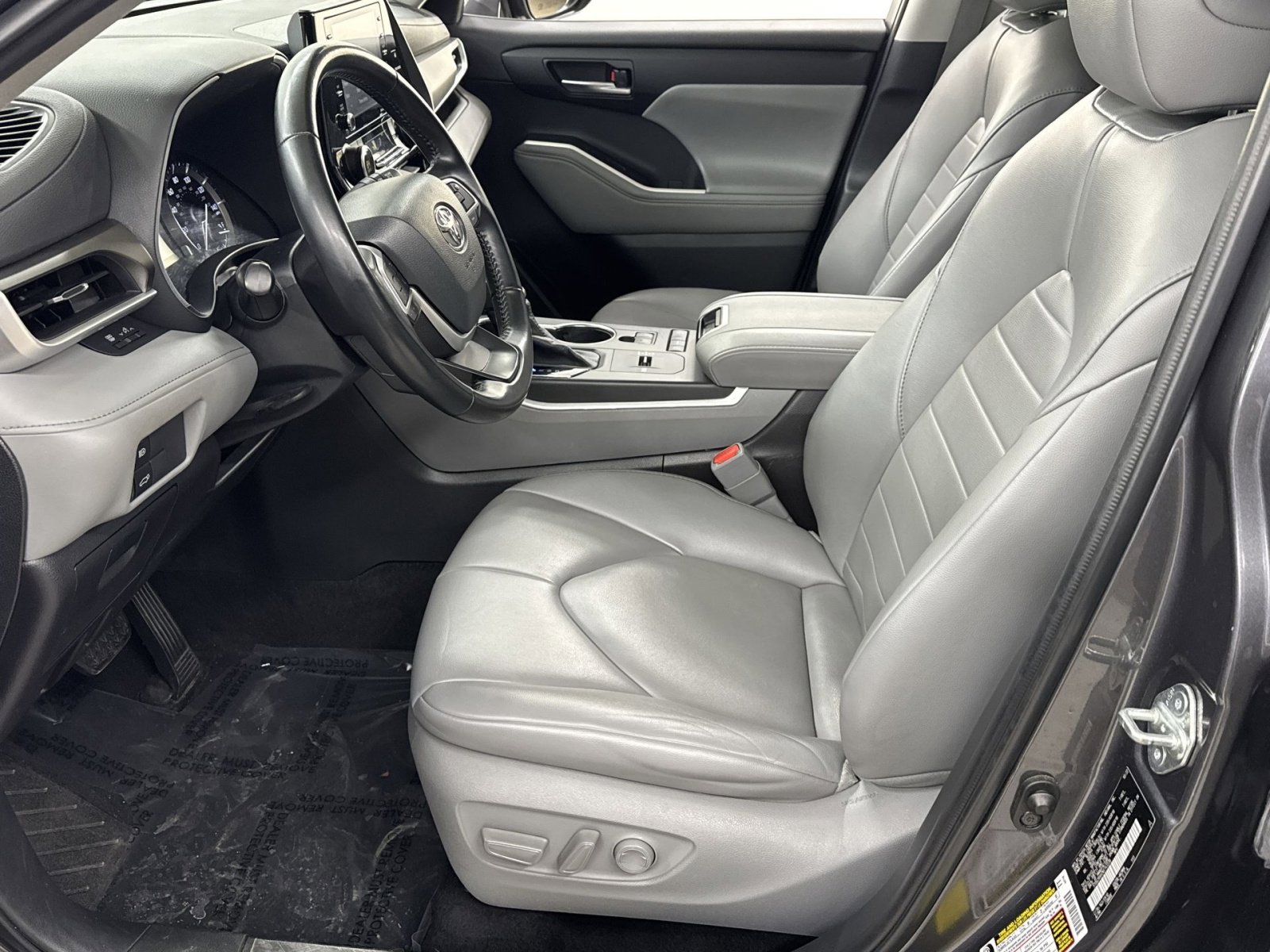 Used 2022 Toyota Highlander XLE FWD image 13
