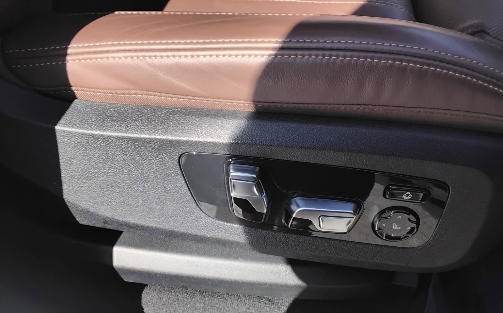 Used 2023 BMW X7 M60i w/ Executive Package image 26