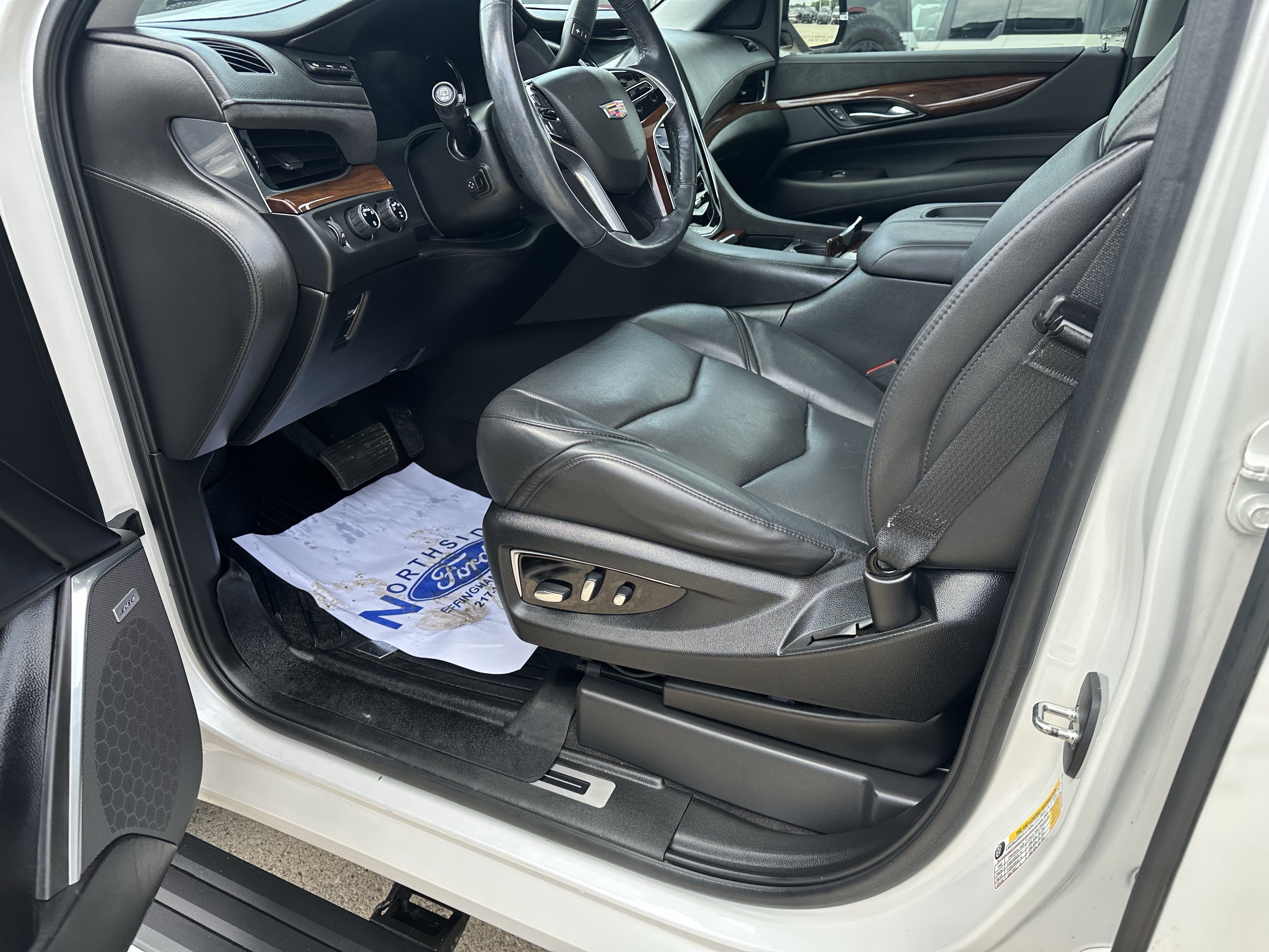 Used 2020 Cadillac Escalade Premium Luxury AWD/4WD image 15