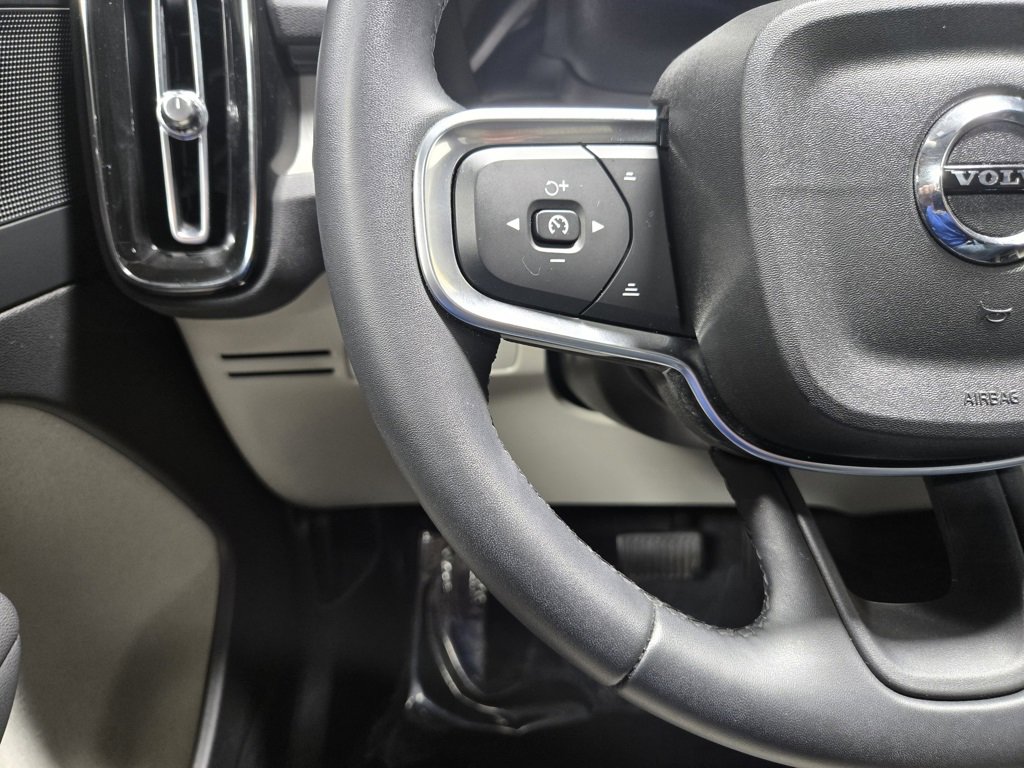 Used 2024 Volvo XC40 B5 Plus image 16