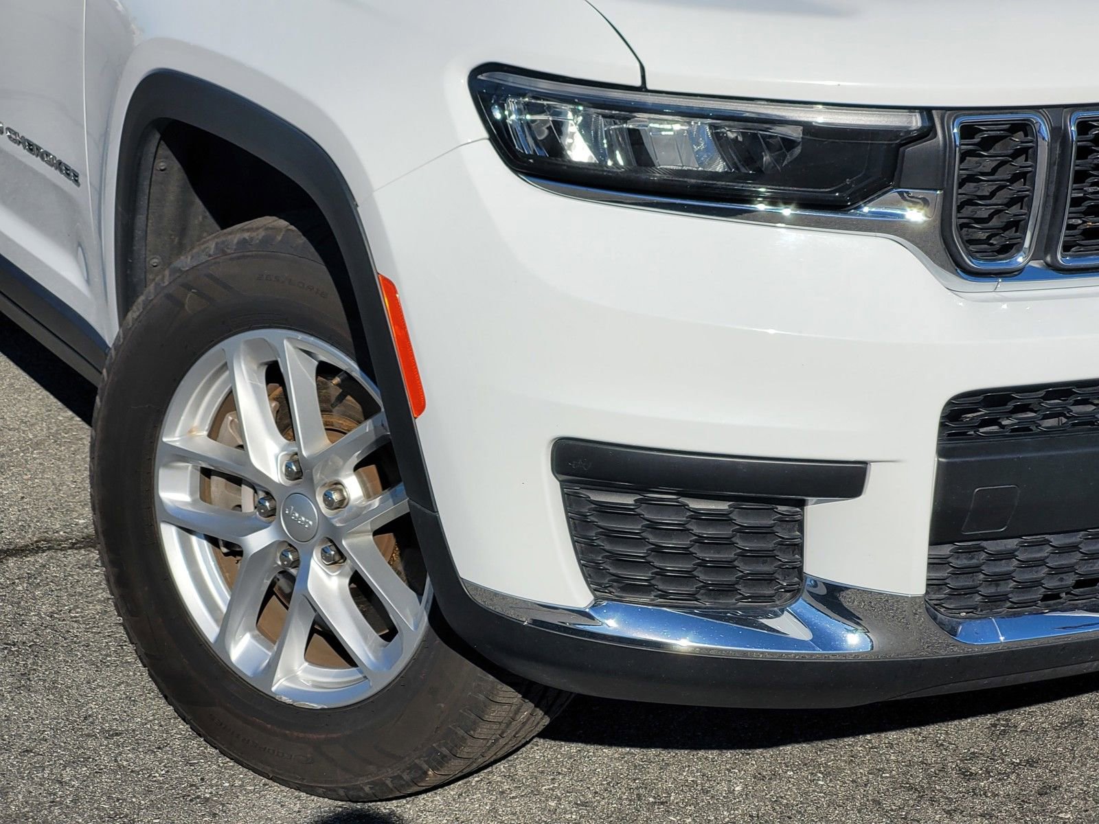 Used 2023 Jeep Grand Cherokee L Laredo image 9