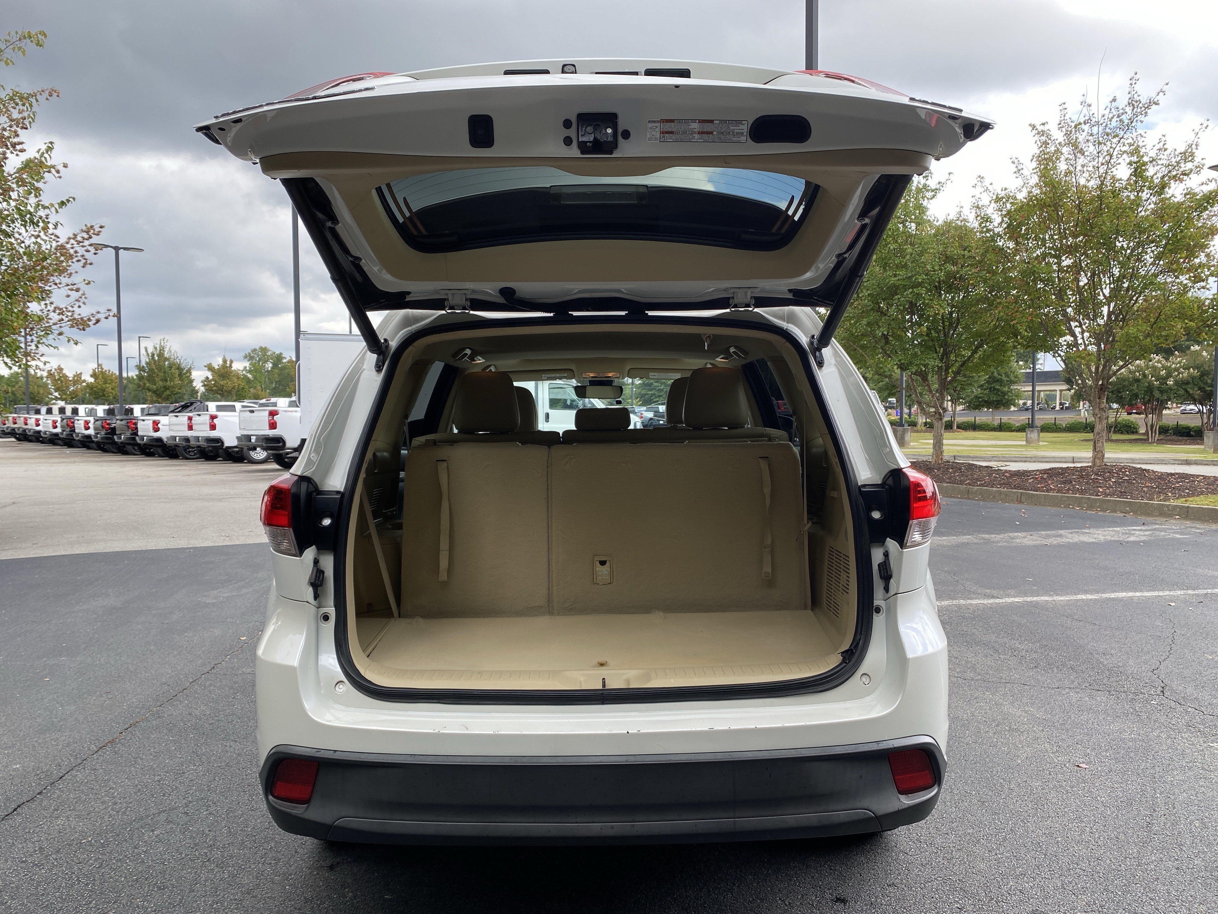 Used 2019 Toyota Highlander XLE FWD image 11