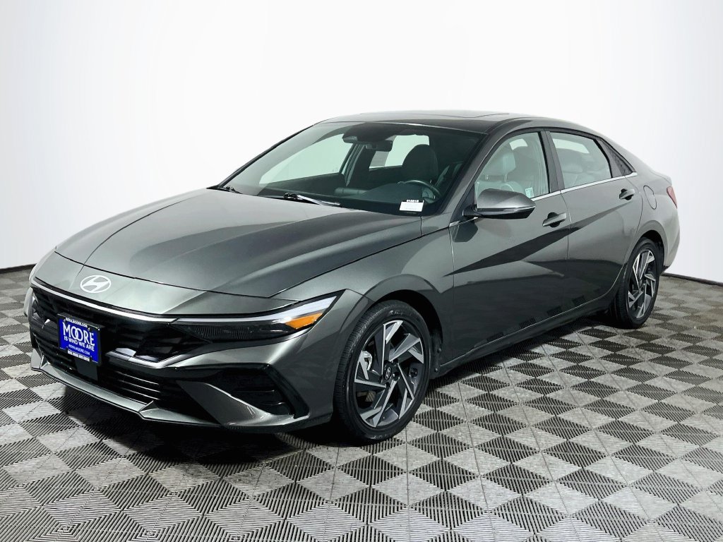 Used 2025 Hyundai Elantra Limited FWD image 3