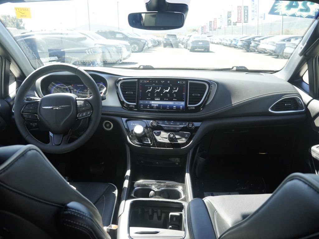 Used 2024 Chrysler Pacifica Limited w/ Uconnect Theater Family Group image 23