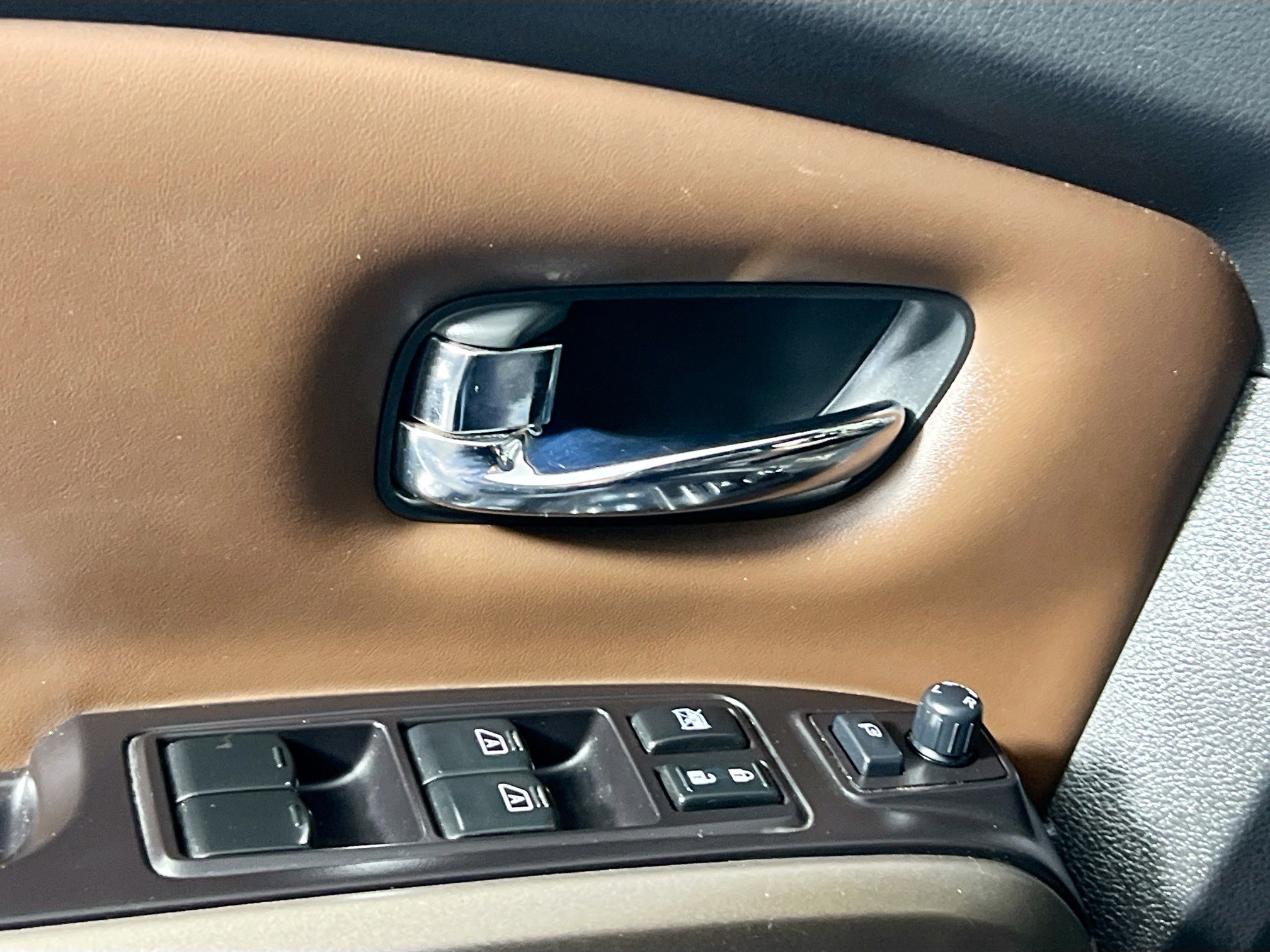 Used 2020 Nissan Titan Platinum Reserve w/ Moonroof Package image 16