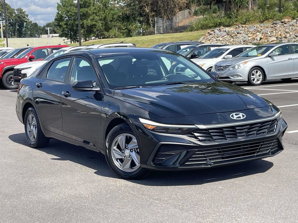 Certified 2025 Hyundai Elantra SE w/ Cargo Package FWD image 1