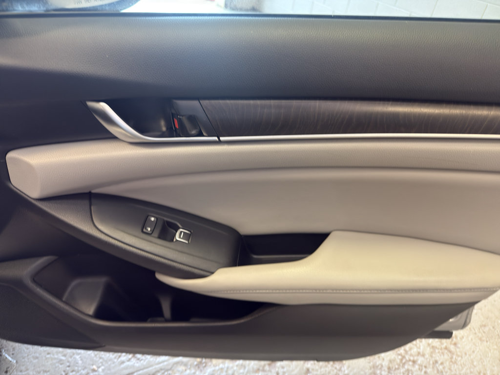 Used 2018 Honda Accord EX image 19