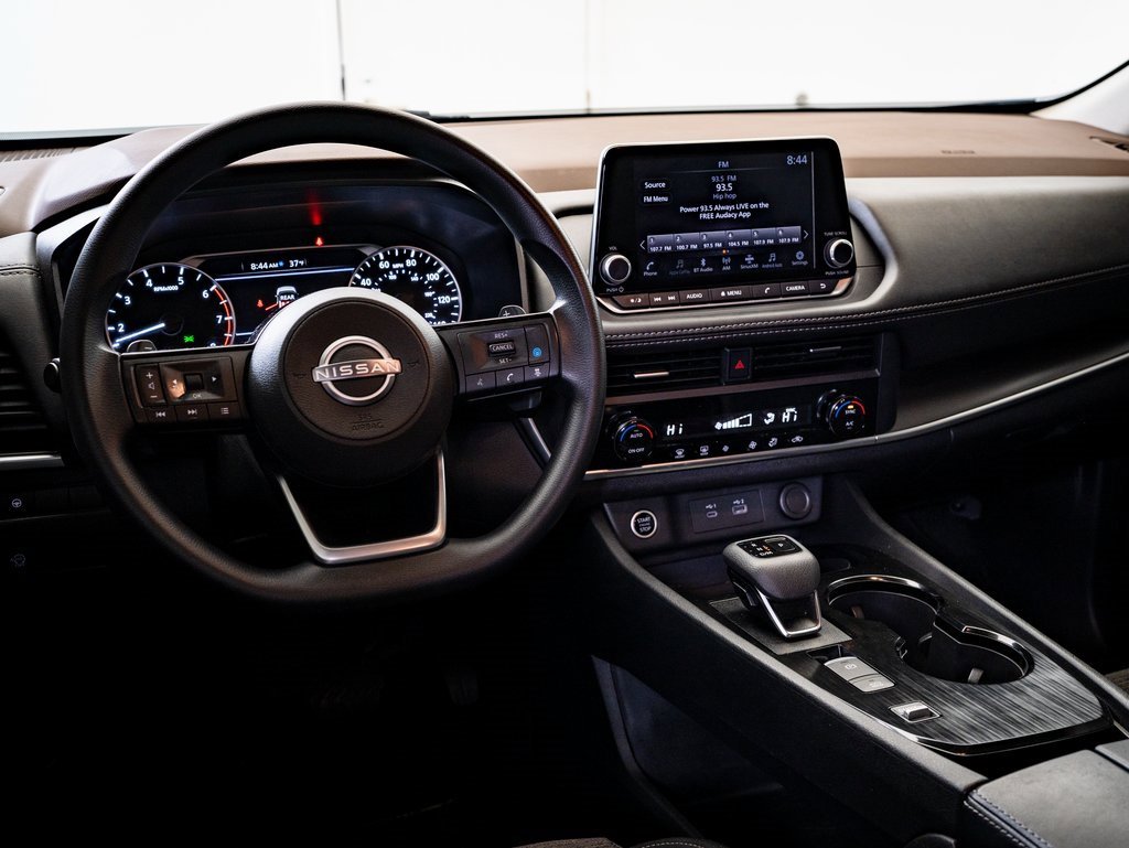 Used 2023 Nissan Rogue SV image 4