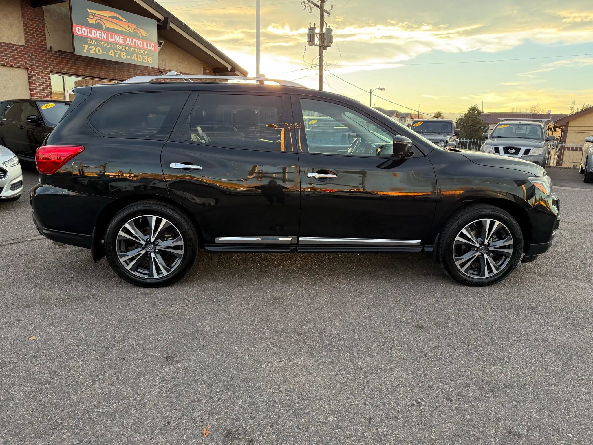 Used 2018 Nissan Pathfinder Platinum w/ Cargo Package image 9