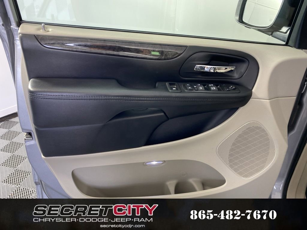 Used 2014 Dodge Grand Caravan SXT image 12