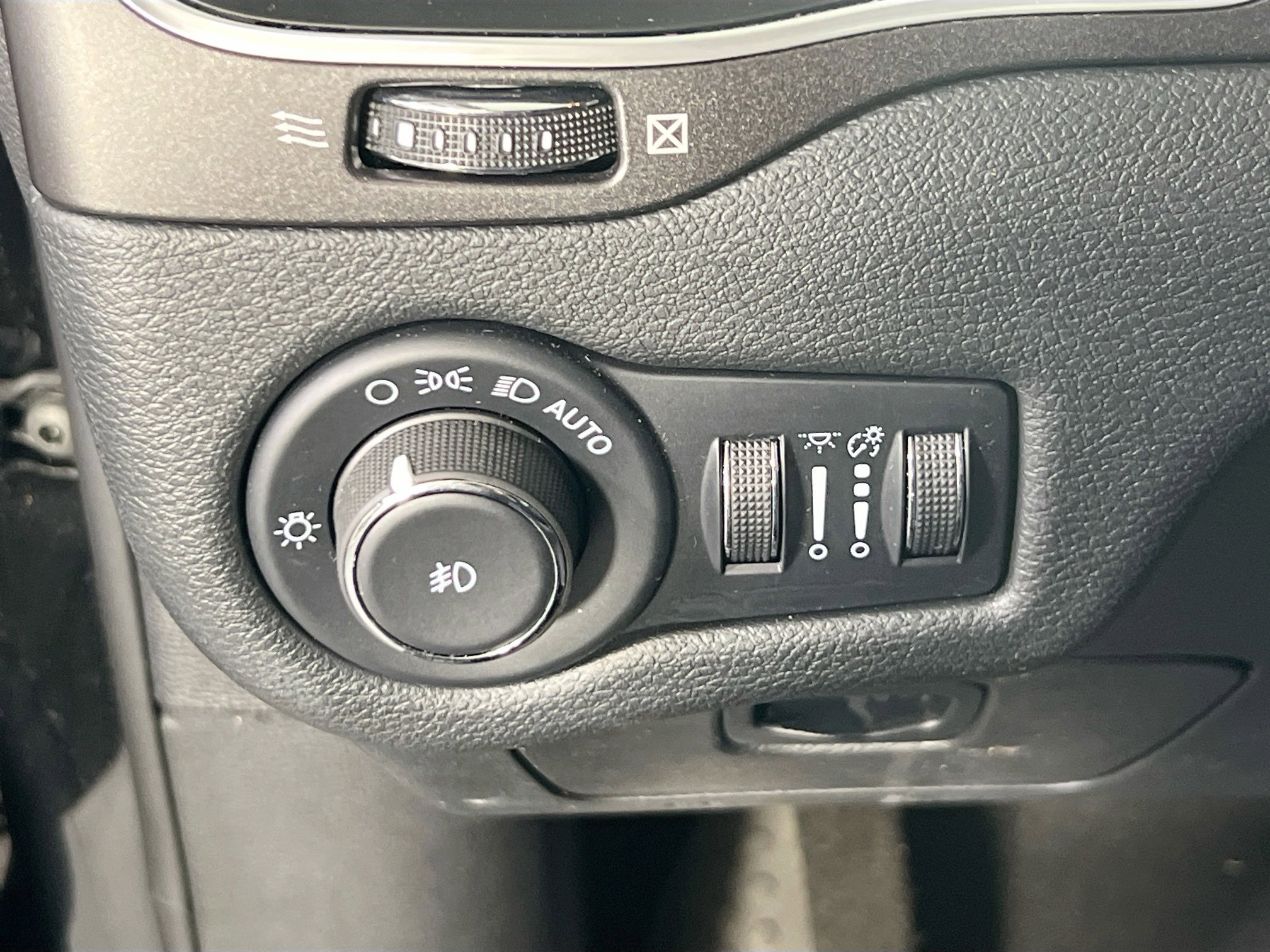 Used 2022 Jeep Cherokee Trailhawk image 10