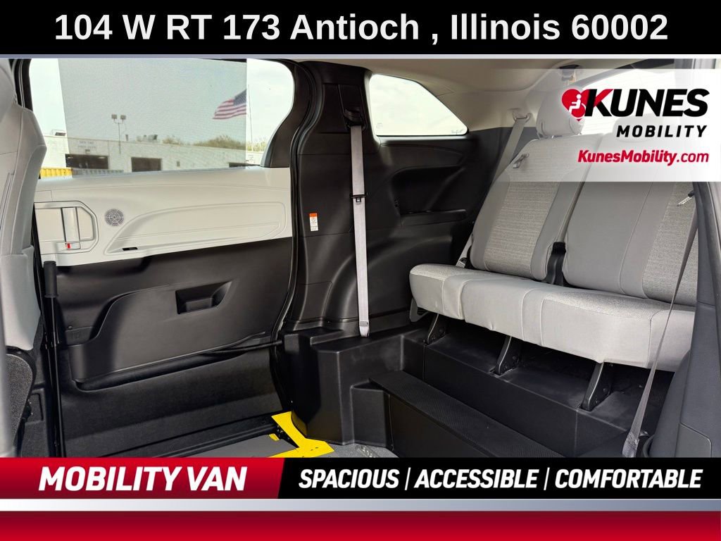 Used 2025 Toyota Sienna LE image 23